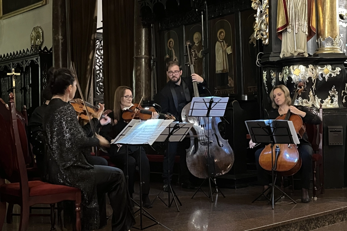 Kwartet smyczkowy DAFO i Łukasz Mazanek podczas koncertu w kolegiacie