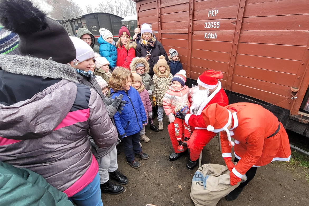 Święty Mikołaj na piknik w Śnieciskach dojechał pociągiem