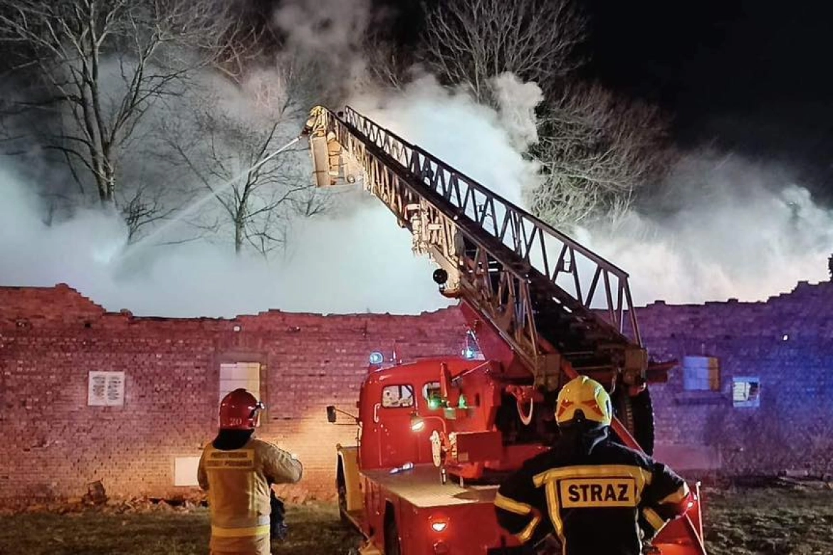 Nocna akcja gaszenia pożaru w Dzierżnicy trwała ponad cztery godziny. Fot. OSP Brodowo