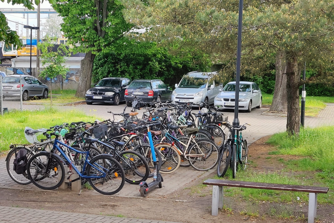 W okolicach dworca kolejowego w dzień roboczy parkuje już nawet ponad 60 rowerów. Fot. Marcin Kiciński 